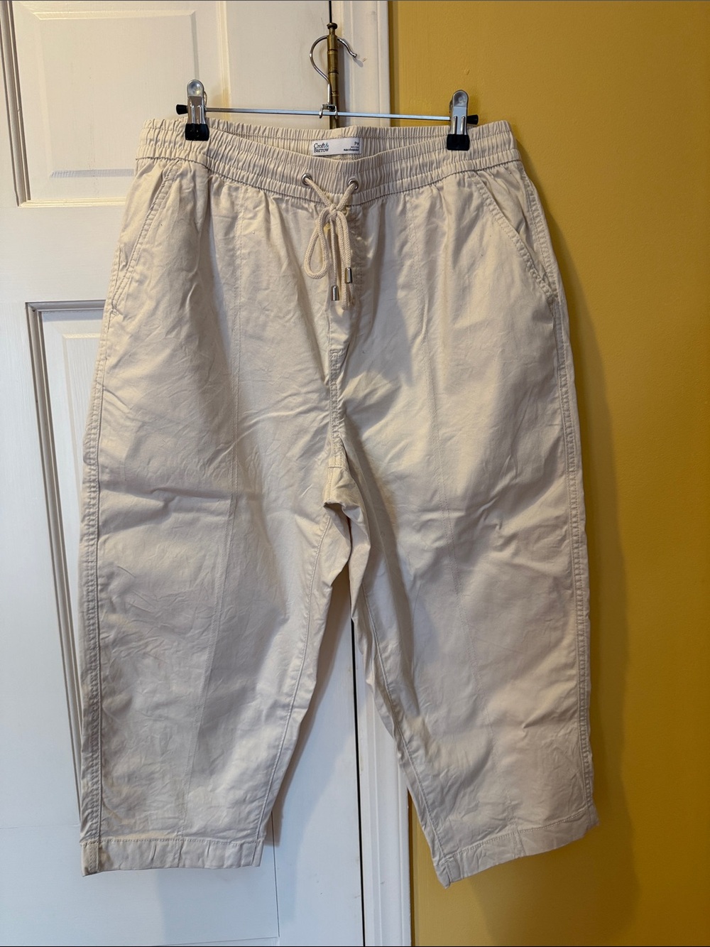 Women’s Croft and Barrow beige crop Pants petite medium